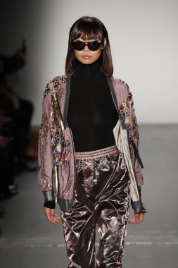 New York, Ny - Şubat 10: Manken Custo Barcelona defile pist üzerinde 10 Şubat 2018 New York moda haftası sırasında New York'ta yürür. 