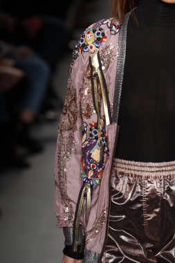 New York, Ny - Şubat 10: Manken Custo Barcelona defile pist üzerinde 10 Şubat 2018 New York moda haftası sırasında New York'ta yürür. 