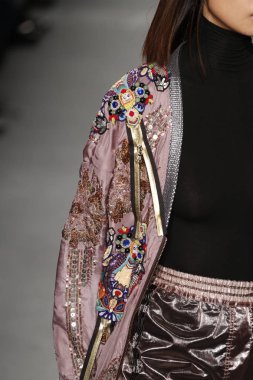 New York, Ny - Şubat 10: Manken Custo Barcelona defile pist üzerinde 10 Şubat 2018 New York moda haftası sırasında New York'ta yürür. 