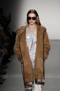 New York, Ny - Şubat 10: Manken Custo Barcelona defile pist üzerinde 10 Şubat 2018 New York moda haftası sırasında New York'ta yürür. 