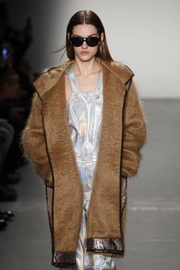 New York, Ny - Şubat 10: Manken Custo Barcelona defile pist üzerinde 10 Şubat 2018 New York moda haftası sırasında New York'ta yürür. 