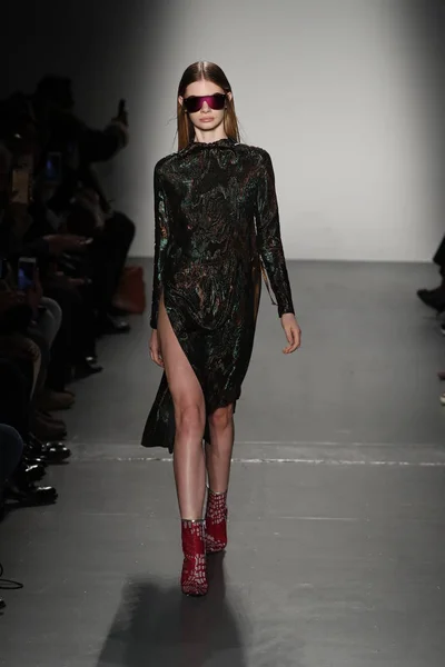 New York Února Model Chodí Dráze Zákazníky Barcelona Módní Show — Stock fotografie