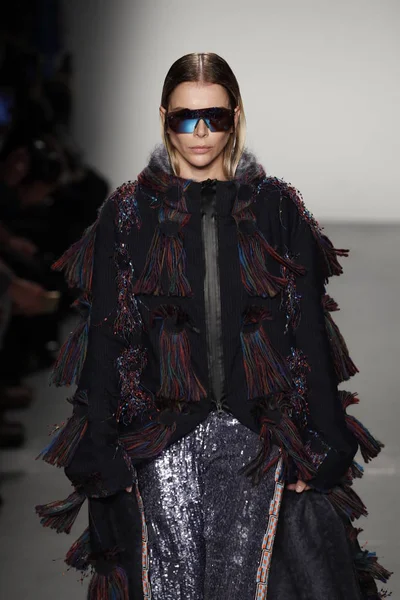 New York, Ny - Şubat 10: Manken Custo Barcelona defile pist üzerinde 10 Şubat 2018 New York moda haftası sırasında New York'ta yürür. 