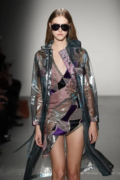 Nova Iorque Fevereiro Modelo Caminha Pista Custo Barcelona Fashion Show — Fotografia de Stock