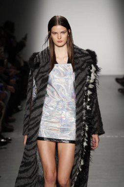 New York, Ny - Şubat 10: Manken Custo Barcelona defile pist üzerinde 10 Şubat 2018 New York moda haftası sırasında New York'ta yürür. 