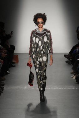 New York, Ny - Şubat 10: Manken Custo Barcelona defile pist üzerinde 10 Şubat 2018 New York moda haftası sırasında New York'ta yürür. 