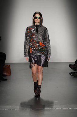 New York, Ny - Şubat 10: Manken Custo Barcelona defile pist üzerinde 10 Şubat 2018 New York moda haftası sırasında New York'ta yürür. 