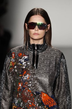 New York, Ny - Şubat 10: Manken Custo Barcelona defile pist üzerinde 10 Şubat 2018 New York moda haftası sırasında New York'ta yürür. 