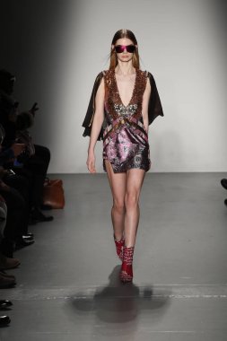 New York, Ny - Şubat 10: Manken Custo Barcelona defile pist üzerinde 10 Şubat 2018 New York moda haftası sırasında New York'ta yürür. 