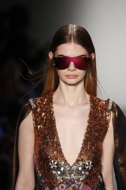 New York, Ny - Şubat 10: Manken Custo Barcelona defile pist üzerinde 10 Şubat 2018 New York moda haftası sırasında New York'ta yürür. 