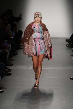 New York, Ny - Şubat 10: Manken Custo Barcelona defile pist üzerinde 10 Şubat 2018 New York moda haftası sırasında New York'ta yürür. 