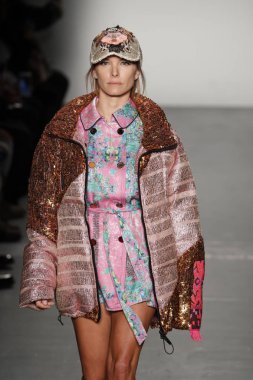 New York, Ny - Şubat 10: Manken Custo Barcelona defile pist üzerinde 10 Şubat 2018 New York moda haftası sırasında New York'ta yürür. 