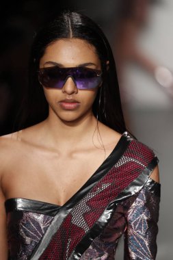 New York, Ny - Şubat 10: Manken Custo Barcelona defile pist üzerinde 10 Şubat 2018 New York moda haftası sırasında New York'ta yürür. 