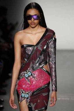 New York, Ny - Şubat 10: Manken Custo Barcelona defile pist üzerinde 10 Şubat 2018 New York moda haftası sırasında New York'ta yürür. 