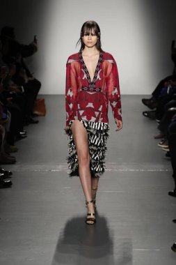 New York, Ny - Şubat 10: Manken Custo Barcelona defile pist üzerinde 10 Şubat 2018 New York moda haftası sırasında New York'ta yürür. 