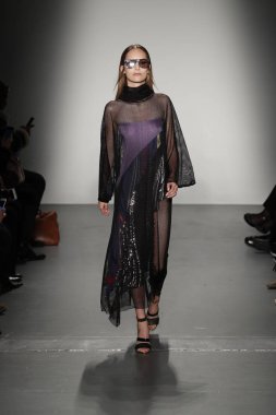 New York, Ny - Şubat 10: Manken Custo Barcelona defile pist üzerinde 10 Şubat 2018 New York moda haftası sırasında New York'ta yürür. 