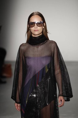 New York, Ny - Şubat 10: Manken Custo Barcelona defile pist üzerinde 10 Şubat 2018 New York moda haftası sırasında New York'ta yürür. 
