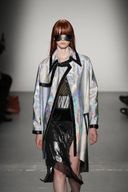 New York, Ny - Şubat 10: Manken Custo Barcelona defile pist üzerinde 10 Şubat 2018 New York moda haftası sırasında New York'ta yürür. 