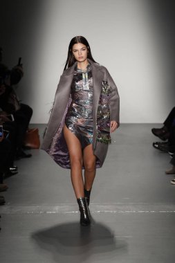 New York, Ny - Şubat 10: Manken Custo Barcelona defile pist üzerinde 10 Şubat 2018 New York moda haftası sırasında New York'ta yürür. 