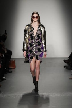 New York, Ny - Şubat 10: Manken Custo Barcelona defile pist üzerinde 10 Şubat 2018 New York moda haftası sırasında New York'ta yürür. 