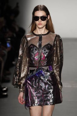 New York, Ny - Şubat 10: Manken Custo Barcelona defile pist üzerinde 10 Şubat 2018 New York moda haftası sırasında New York'ta yürür. 