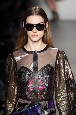 New York, Ny - Şubat 10: Manken Custo Barcelona defile pist üzerinde 10 Şubat 2018 New York moda haftası sırasında New York'ta yürür. 