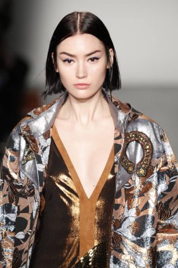 New York, Ny - Şubat 10: Manken Custo Barcelona defile pist üzerinde 10 Şubat 2018 New York moda haftası sırasında New York'ta yürür. 