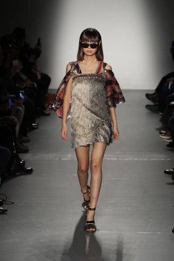 New York, Ny - Şubat 10: Manken Custo Barcelona defile pist üzerinde 10 Şubat 2018 New York moda haftası sırasında New York'ta yürür. 