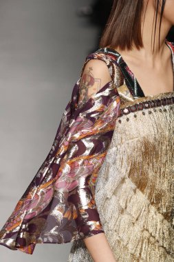 New York, Ny - Şubat 10: Manken Custo Barcelona defile pist üzerinde 10 Şubat 2018 New York moda haftası sırasında New York'ta yürür. 