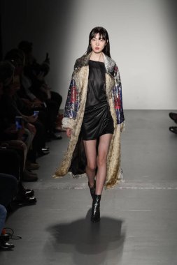 New York, Ny - Şubat 10: Manken Custo Barcelona defile pist üzerinde 10 Şubat 2018 New York moda haftası sırasında New York'ta yürür. 