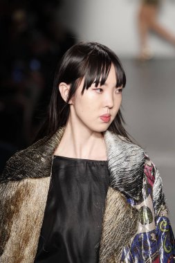 New York, Ny - Şubat 10: Manken Custo Barcelona defile pist üzerinde 10 Şubat 2018 New York moda haftası sırasında New York'ta yürür. 