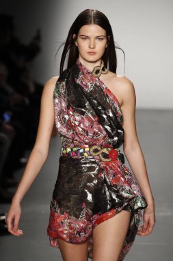 New York, Ny - Şubat 10: Manken Custo Barcelona defile pist üzerinde 10 Şubat 2018 New York moda haftası sırasında New York'ta yürür. 