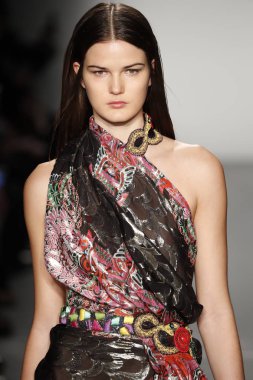 New York, Ny - Şubat 10: Manken Custo Barcelona defile pist üzerinde 10 Şubat 2018 New York moda haftası sırasında New York'ta yürür. 