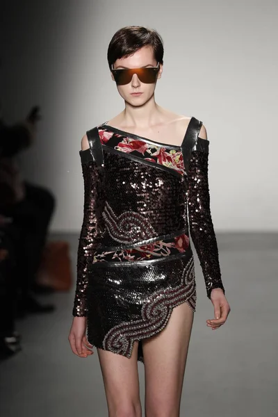 New York, Ny - Şubat 10: Manken Custo Barcelona defile pist üzerinde 10 Şubat 2018 New York moda haftası sırasında New York'ta yürür. 