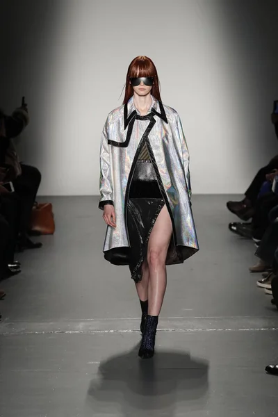 ニューヨーク ニューヨーク モデルはニューヨーク市で 2018 日にニューヨーク ファッション ウィーク中にクスト バルセロナ ファッションショーで滑走路を歩く — ストック写真