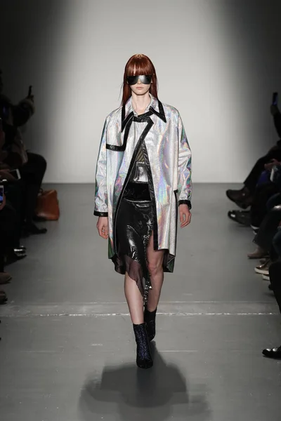 Nova Iorque Fevereiro Modelo Caminha Pista Custo Barcelona Fashion Show — Fotografia de Stock