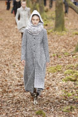 Paris, Fransa - Mart 06: Manken pist Chanel gösterisi sırasında bölümü, Paris moda hafta kadın giyim Sonbahar/Kış 2018/2019 olarak 6 Mart 2018 Paris, Fransa'da yürür. 