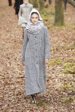Paris, Fransa - Mart 06: Manken pist Chanel gösterisi sırasında bölümü, Paris moda hafta kadın giyim Sonbahar/Kış 2018/2019 olarak 6 Mart 2018 Paris, Fransa'da yürür. 