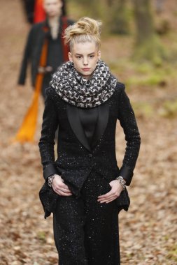 Paris, Fransa - Mart 06: Manken pist Chanel gösterisi sırasında bölümü, Paris moda hafta kadın giyim Sonbahar/Kış 2018/2019 olarak 6 Mart 2018 Paris, Fransa'da yürür. 