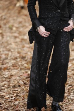 Paris, Fransa - Mart 06: Manken pist Chanel gösterisi sırasında bölümü, Paris moda hafta kadın giyim Sonbahar/Kış 2018/2019 olarak 6 Mart 2018 Paris, Fransa'da yürür. 