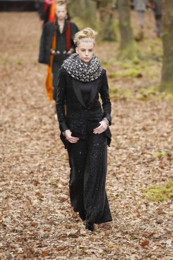 Paris, Fransa - Mart 06: Manken pist Chanel gösterisi sırasında bölümü, Paris moda hafta kadın giyim Sonbahar/Kış 2018/2019 olarak 6 Mart 2018 Paris, Fransa'da yürür. 