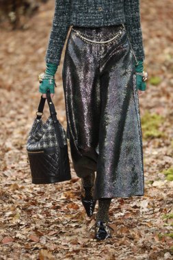 Paris, Fransa - Mart 06: Manken pist Chanel gösterisi sırasında bölümü, Paris moda hafta kadın giyim Sonbahar/Kış 2018/2019 olarak 6 Mart 2018 Paris, Fransa'da yürür. 