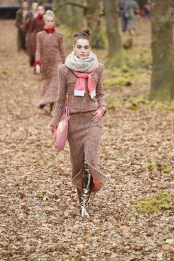 Paris, Fransa - Mart 06: Manken pist Chanel gösterisi sırasında bölümü, Paris moda hafta kadın giyim Sonbahar/Kış 2018/2019 olarak 6 Mart 2018 Paris, Fransa'da yürür. 