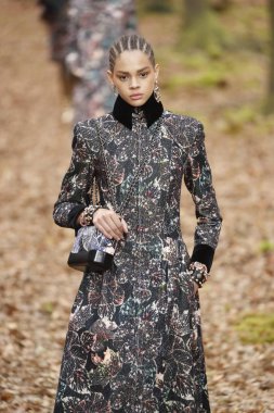 Paris, Fransa - Mart 06: Manken pist Chanel gösterisi sırasında bölümü, Paris moda hafta kadın giyim Sonbahar/Kış 2018/2019 olarak 6 Mart 2018 Paris, Fransa'da yürür. 
