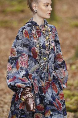 Paris, Fransa - Mart 06: Manken pist Chanel gösterisi sırasında bölümü, Paris moda hafta kadın giyim Sonbahar/Kış 2018/2019 olarak 6 Mart 2018 Paris, Fransa'da yürür. 