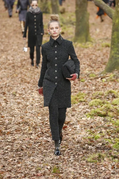 Paris França Março Modelo Caminha Pista Durante Desfile Chanel Como — Fotografia de Stock