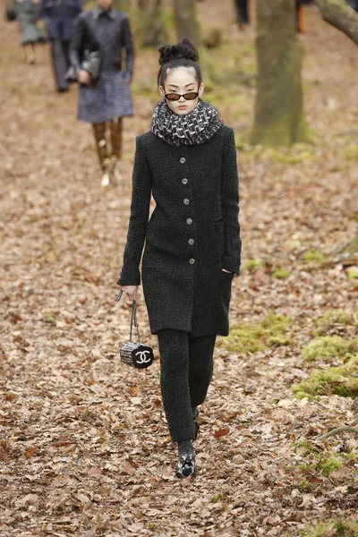 フランス モデル滑走路を歩くシャネルのショーの間にパリのファッション週間婦人服秋冬 2018年 2019 の一部として 2018 日パリ フランスでの — ストック写真