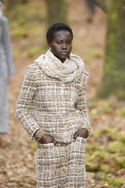 Paris França Março Modelo Caminha Pista Durante Desfile Chanel Como — Fotografia de Stock