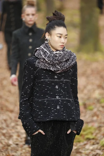 París Francia Marzo Una Modelo Camina Por Pasarela Durante Espectáculo —  Fotos de Stock