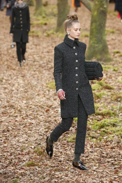 Paris França Março Modelo Caminha Pista Durante Desfile Chanel Como — Fotografia de Stock